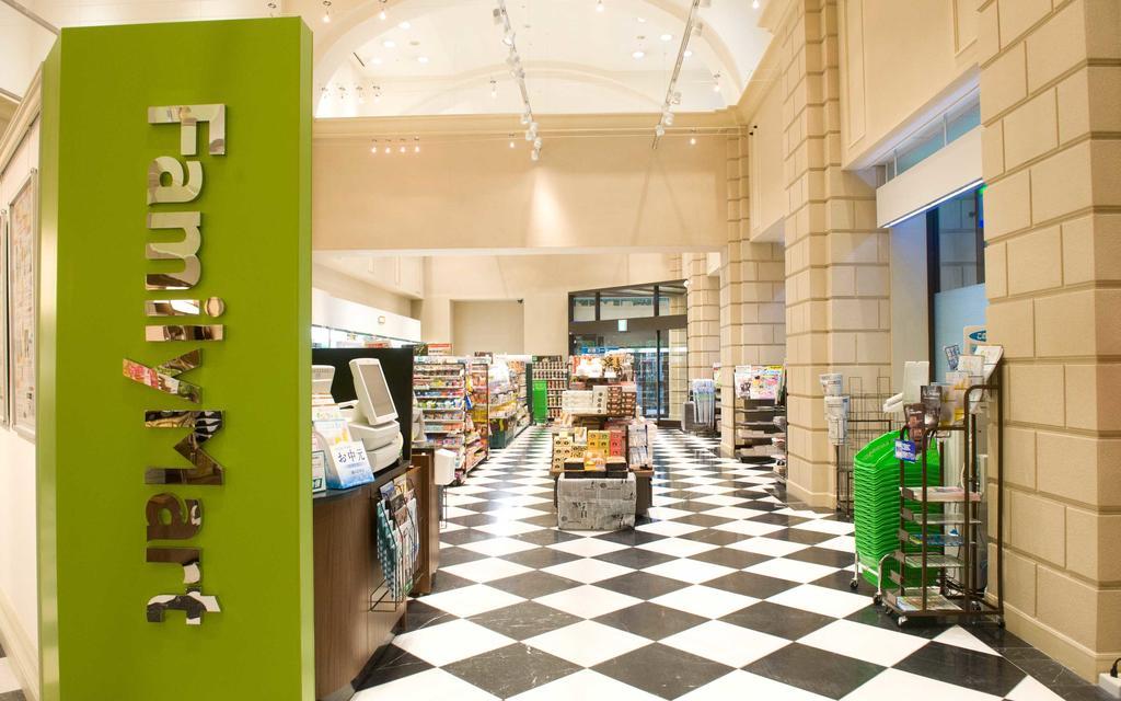 סאסבו Hotel Okura Jr Huis Ten Bosch מראה חיצוני תמונה The interior of a typical supermarket in the United Kingdom